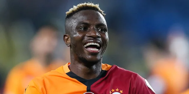 وكيل فيكتور أوسيمين يحسم حقيقة عرض الهلال لضمه!
