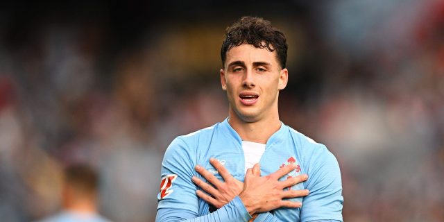 لاعب سيلتا فيغو يعبر عن إحباطه بعد الهزيمة أمام برشلونة