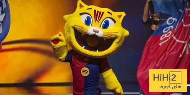تميمة برشلونة تشعل الأجواء قبل الكلاسيكو.. صور