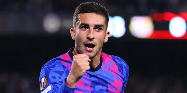 توريس يحسم موقفه من مغادرة برشلونة بعد إغراءات أستون فيلا