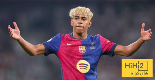 صور.. وكيل لامين يامال يصل برشلونة