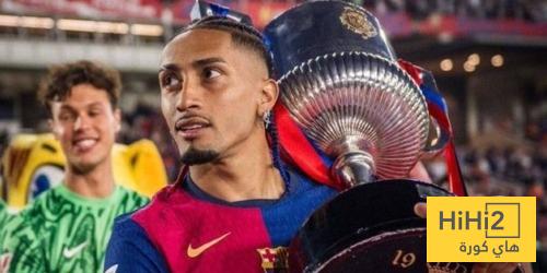 فيديو .. رافينيا يغادر مكاتب النادي بعد تجديد عقده