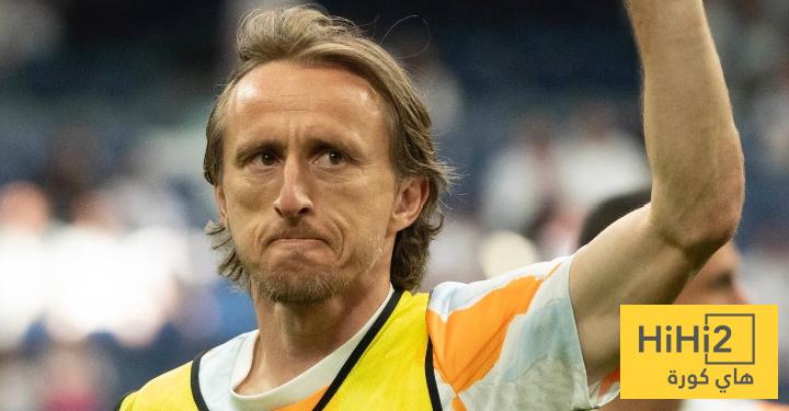 صور.. جمهور ريال يكرم مودريتش في المدرجات