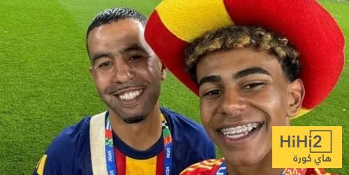 صورة.. والد لامين يثير غضب جماهير برشلونة