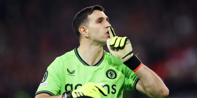 مانشستر يونايتد يتواصل مع إيميليانو مارتينيز