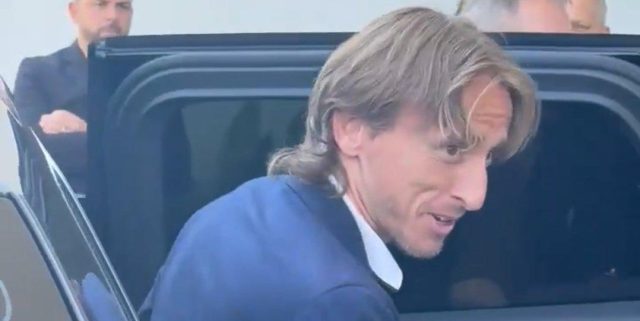فيديو: لحظة وصول مودريتش لتوقيع عقده مع ميلان