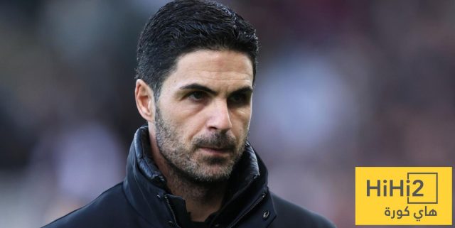ملاك ارسنال يضعون الكرة بين اقدام المدرب ارتيتا