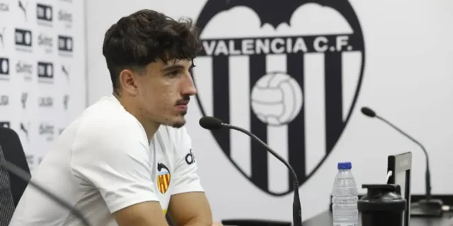 لاعب فالنسيا ينتقد برشلونة بسبب “ملعب المباراة”… ماذا قال؟!