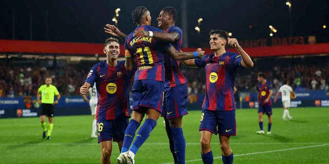 جماهير برشلونة تتابع مباراة فالنسيا من شرفات المنازل.. صورة