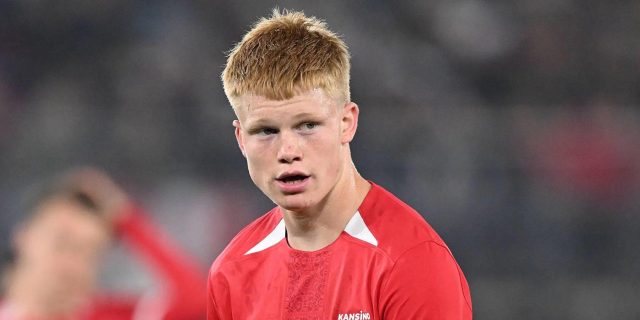 عملاق إنجليزي يزاحم ريال مدريد على موهبة ألكمار الهولندي