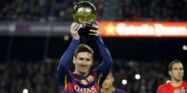 جميع لاعبو برشلونة الفائزون بالكرة الذهبية