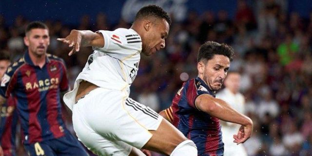تعليق لاعب ليفانتي على ركلة جزاء مبابي