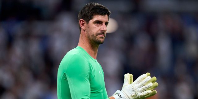 فيديو : جمهور أتليتكو يدهس بالأقدام ورمي الزبائل على اسم كورتوا