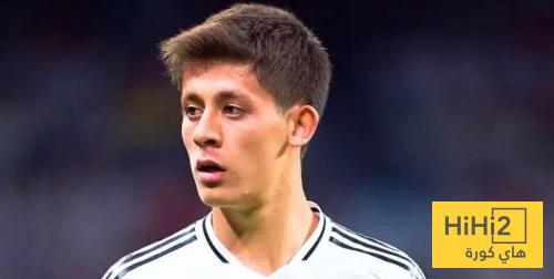 صورة.. غولر يتسلم جائزة افضل لاعب شاب قبل انطلاق مباراة فياريال
