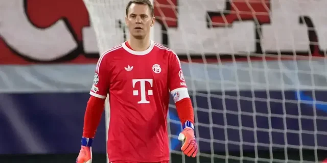 إنجاز تاريخي يداعب نوير في كلاسيكو ألمانيا