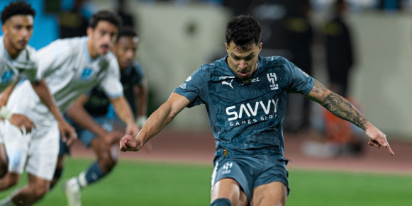 لاعب الهلال يثير غضب الجماهير