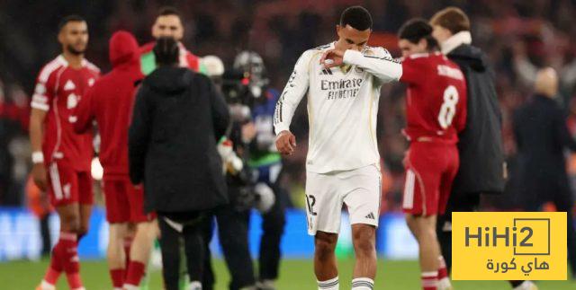 تعامل جماهير ليفربول مع أرنولد قاسي