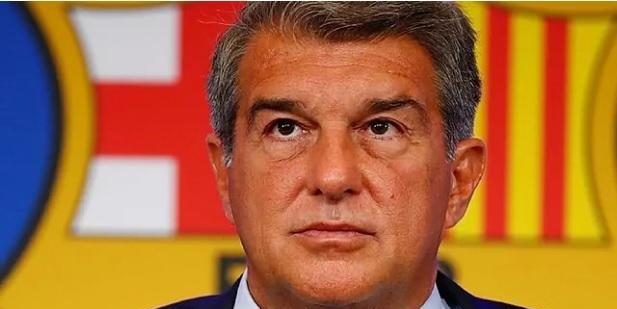 صحفي يستفز جمهور برشلونة بسبب الديون