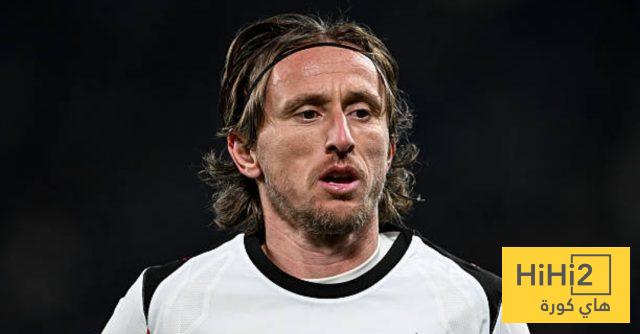 مودريتش يتلقى إشادة من لاعب برشلونة السابق