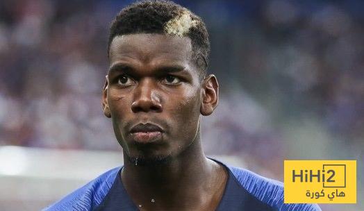 صورة : بنزيما يهدي قميص الاتحاد لبول بوغبا