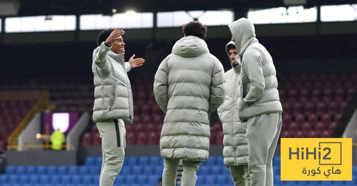 لاعبو تشيلسي يتفقدون أرضية ملعب بيرنلي.. صور