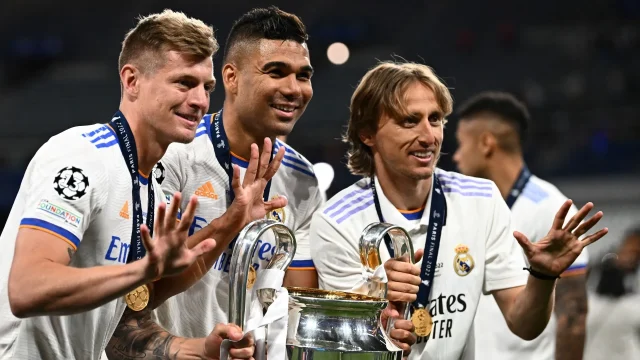 كاسيميرو يرد على الاختيار بين كروس ومودريتش