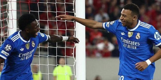 مبابي وفينيسيوس ينافسان رباعي برشلونة على جائزة جلوب سوكر