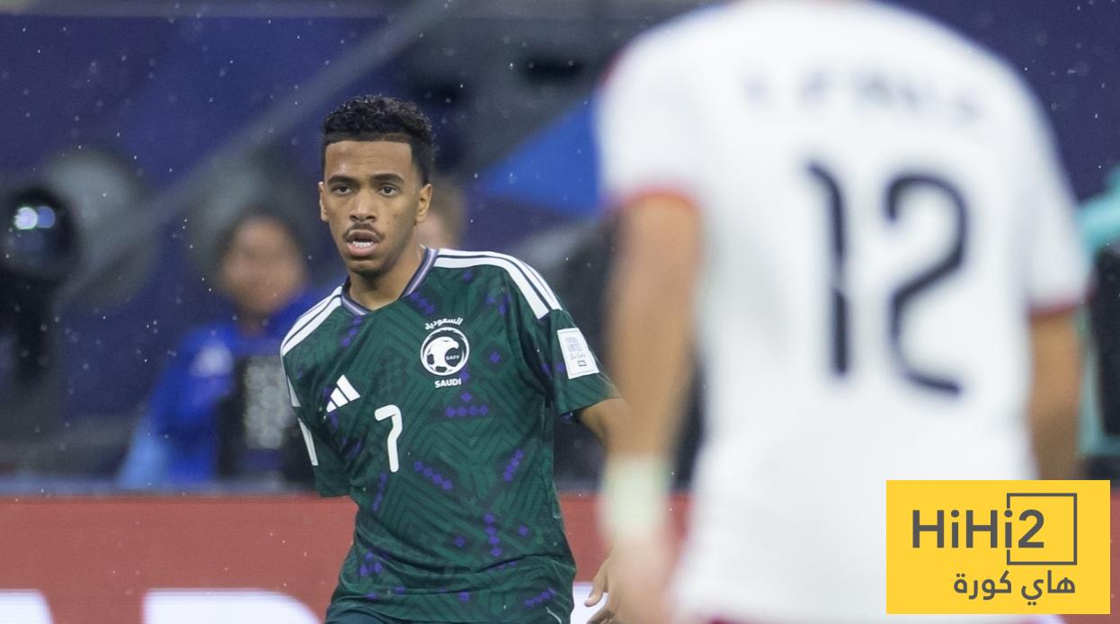 صورة : ردة فعل مراقب مباراة السعودية والإمارات بعد غزارة الأمطار ! صورة : ردة فعل مراقب مباراة السعودية والإمارات بعد غزارة الأمطار !