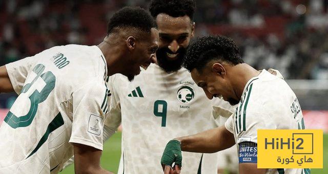 للمرة الثالثة .. الحكم يفحص ملعب مباراة السعودية والإمارات !
