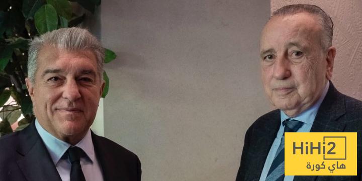 هدية تذكارية من إدارة فياريال لـ برشلونة.. صورة