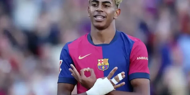 سبب وضع لامين يامال ضمادة على يده
