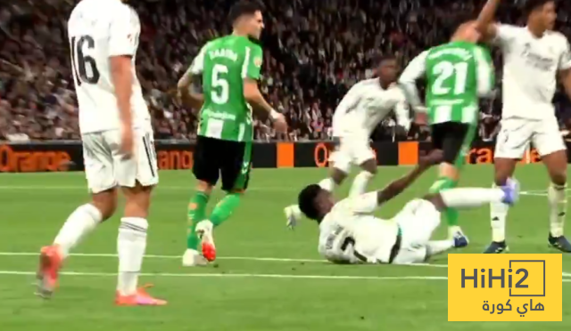 صور.. مشادة كلامية بين فينيسيوس ولاعب ريال بيتيس في المباراة 1