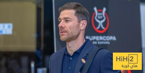 صور .. لاعبو ريال مدريد يوقعون للجماهير فور وصولهم لفندق الاقامة بجدة