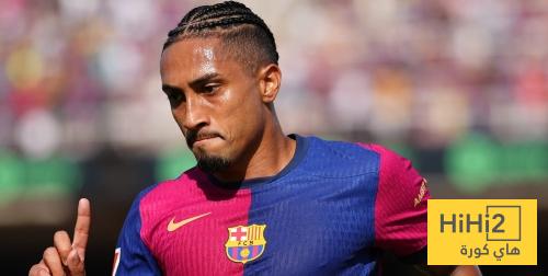 صورة .. رافينيا يحاول اقناع مشجع مدريدي بتغيير فريقه