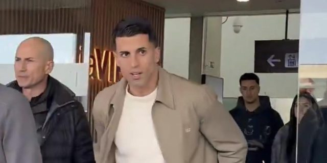 عاجل.. وصل كانسيلو إلى برشلونة