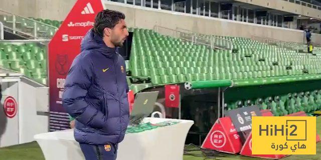 لاعبو برشلونة يتفقدون أرضية ملعب راسينغ قبل لقاء اليوم