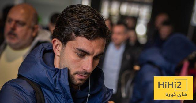 صور.. جمهور برشلونة يستقبل اللاعبين في الباسك