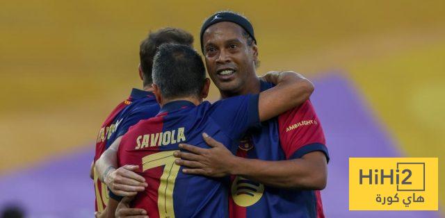 رونالدينيو بقميص برشلونة في كلاسيكو الأساطير بكوستاريكا