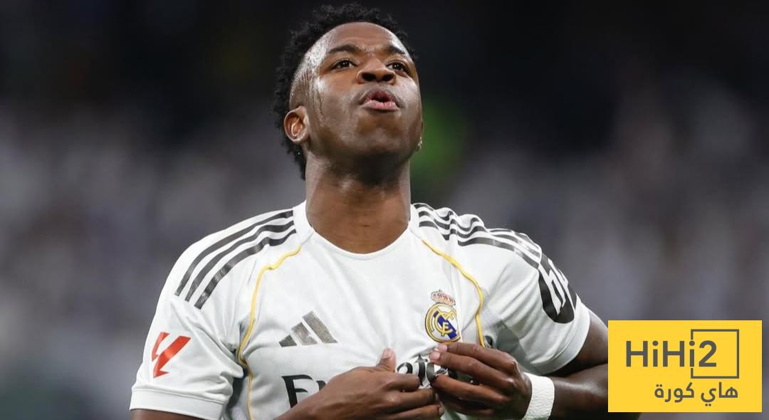 فينيسيوس يقيم عشاء جماعي للاعبي الفريق