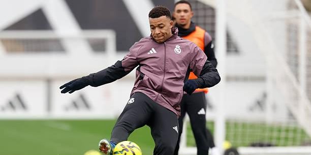 رسميًا.. مبابي يقود قائمة ريال مدريد لمواجهة سوسيداد رسميًا.. مبابي يقود قائمة ريال مدريد لمواجهة سوسيداد