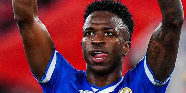 فينيسيوس ليس لديه شعر اشقر وعيون زرقاء