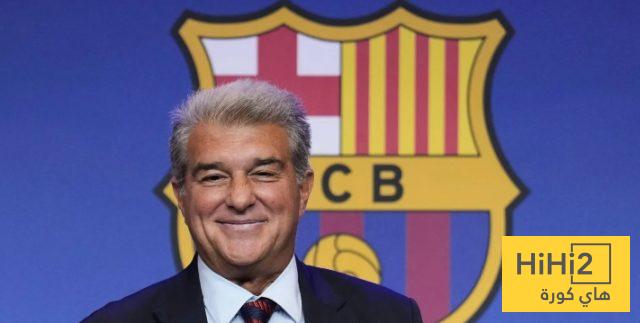 لابورتا مع جماهير برشلونة في المدرجات