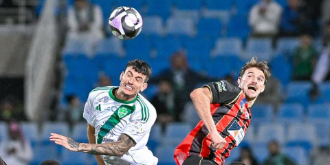 خطأ تحكيمي مثير في مواجهة الأهلي والرياض خطأ تحكيمي مثير في مواجهة الأهلي والرياض