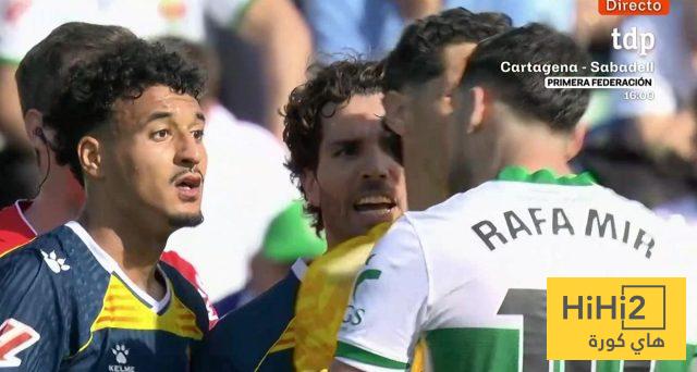 خبير تحكيمي ينتقد تغطية اللاعبين أفواههم ويطالب برد الاتحاد