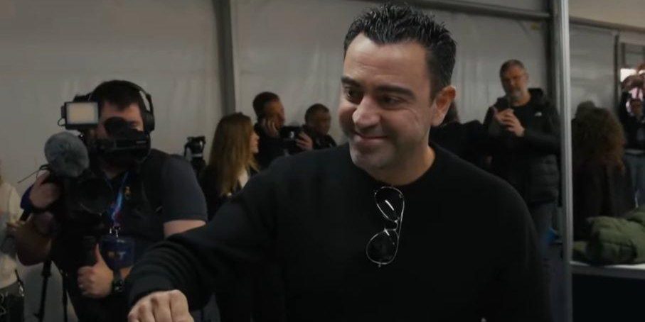 تشافي يشارك رفقة زوجته في انتخابات برشلونة