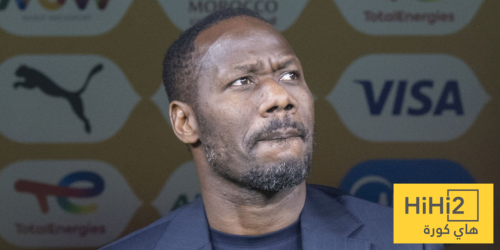 صور : مدرب السنغال يسلم كأس إفريقيا لجيش بلاده بعد سحبه