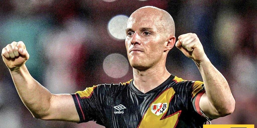 لاعب رايو فاليكانو يتحدى برشلونة