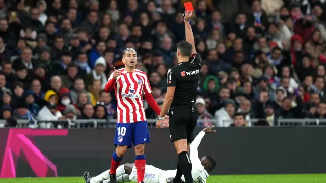 أتلتيكو ضد ريال مدريد .. تاريخ من البطاقات الحمراء