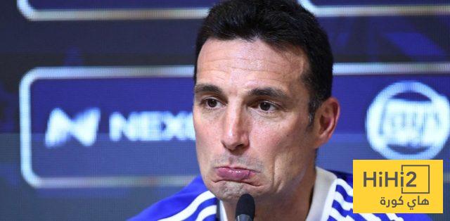 صور : مشجع أرجنتيني يقتحم مؤتمر سكالوني .. والسبب غريب !