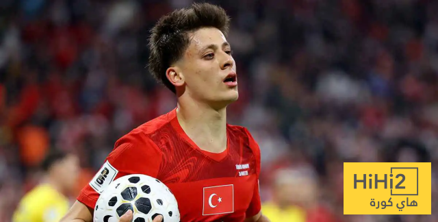 صورة : غولر يحتفل بتأهل المنتخب التركي للمونديال